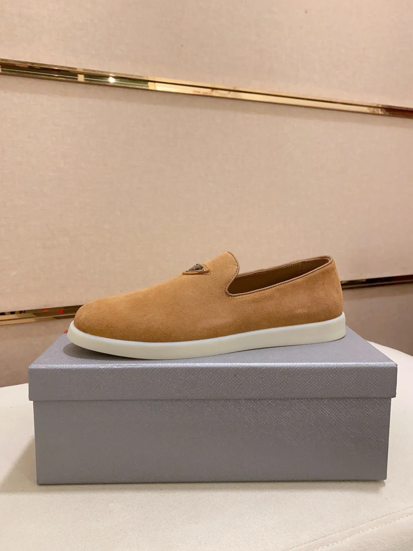 Men's shoes 💰 580💰 ✔️✔️✔️High-quality new PRADA counters are launched at the same time. The new men's shoes and 😘fabrics are selected from high-silk bald cowhide and are made by pure handicrafts. Lining: Full cowhide lining. 👍🏿 High-end ☄️ air-cushion molded anti-slip rubber outsole, exquisite lines, simple and elegant, comfortable and high-end for leisure travel. Code number: 38 to 44 (45 can be customized)